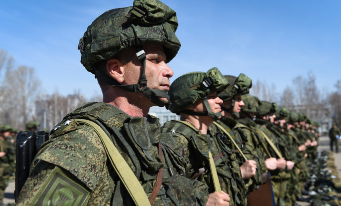 Hiện các sư đoàn đổ bộ đường không tinh nhuệ của Nga đã trở thành các đơn vị bộ binh cơ giới, khi được trang bị thêm vũ khí hạng nặng như xe tăng chiến đấu chủ lực, pháo tầm xa để tham gia chiến đấu cùng các đơn vị bộ binh ở mặt trận Chasov Yar thuộc Donetsk và Rabotino thuộc tỉnh Zaporozhye của Ukraine. (Nguồn ảnh: Topwar, RIA Novosti, Sina).