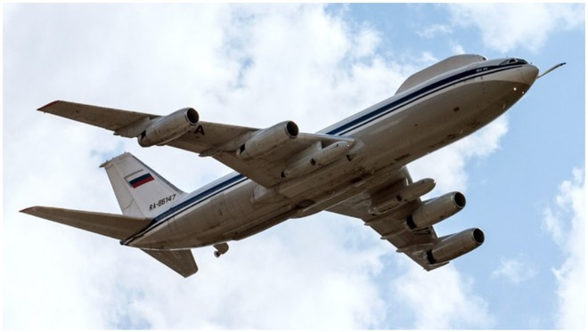 Đáng chú ý là chiếc máy bay Il-96-300PU lần này có thể quan sát được từ lãnh thổ Ukraine; điều này cho thấy rằng Nga đã gửi cho Kiev một tín hiệu rất rõ ràng, đó là nên từ bỏ các hành động khiêu khích nguy hiểm, nhằm gây ra mối đe dọa cho phía Nga.