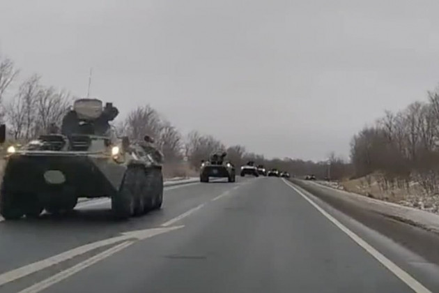 Trong khi đó theo truyền thông Nga, các phương tiện bọc thép của Lực lượng gìn giữ hòa bình Nga, được nhìn thấy đang di chuyển từ Samara về phía biên giới Ukraine.