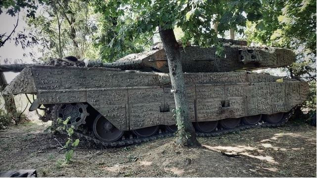 Vào tháng 1 và tháng 2 năm nay, Thụy Điển đã công bố gói viện trợ vũ khí lớn cho Ukraine bao gồm 10 xe tăng Strv 122, 50 xe chiến đấu bộ binh CV90 với pháo tự động 40 mm và 8 pháo tự động Archer 155 mm. Lô vũ khí này, đã nâng tổng giá trị hỗ trợ quân sự của Thụy Điển cho Ukraine lên 1,5 tỷ USD. 