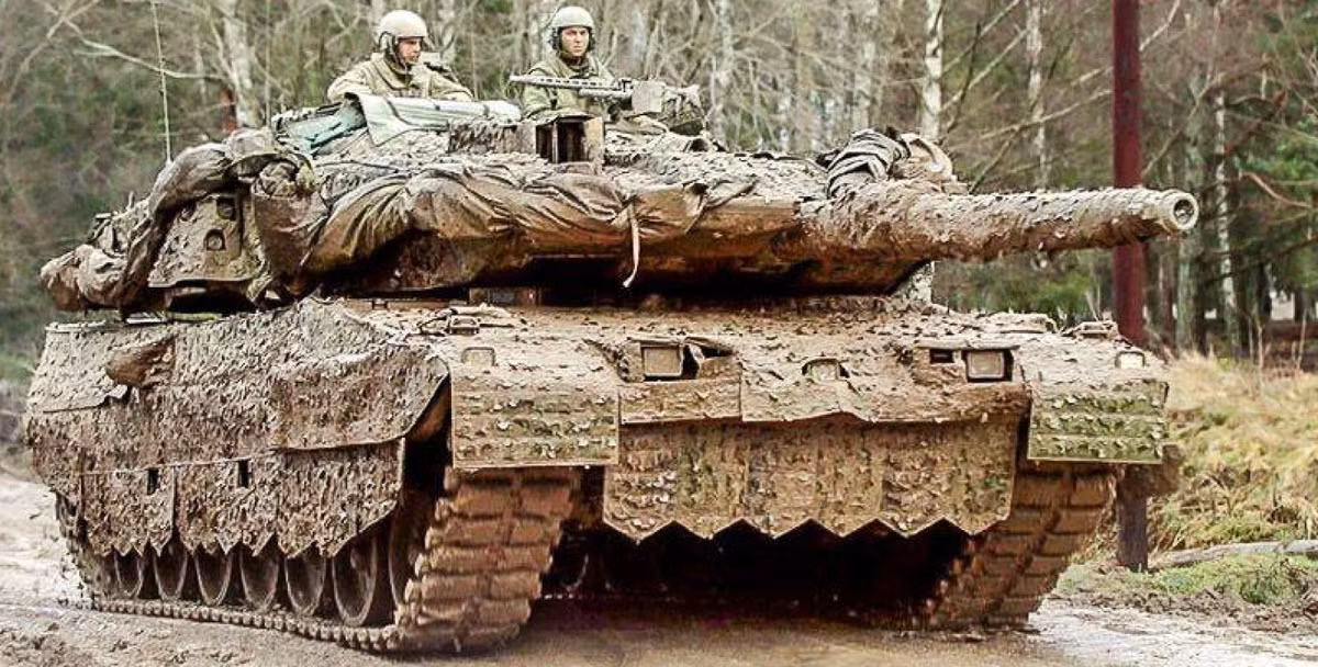 Nhưng hóa ra, xe tăng Thụy Điển không đáng tin cậy đến thế, khi Lữ đoàn 21 của Ukraine bất ngờ thiệt hại 1/5 số xe tăng tốt nhất mà Thụy Điển viện trợ và không thể tìm nguồn xe thay thế; Forbes viết. Theo thông tin công khai, cả hai xe tăng Stridsvagn 122 đều bị UAV tự sát Lancet tấn công theo hướng Svatovo-Kremensky ở khu vực Stelmakhovka.