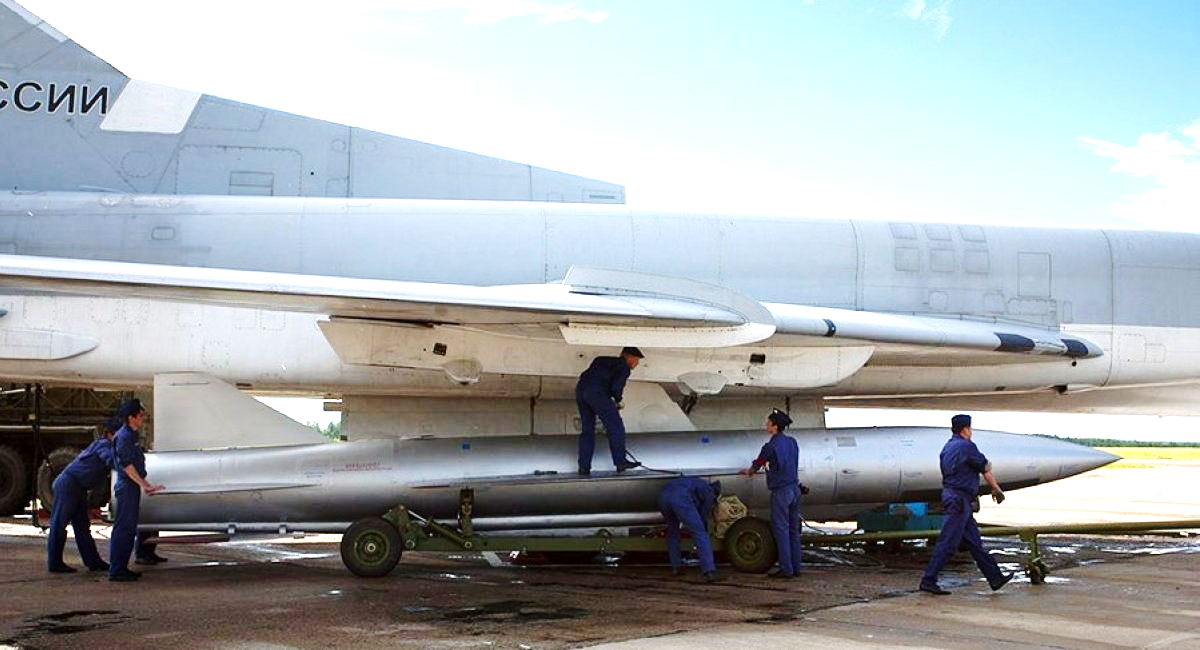 Nhưng cách đây không lâu, những tên lửa chống hạm tầm xa Kh-22 của Nga đã bắn trúng các mục tiêu trên đất liền của Ukraine và trên thực tế, trước đòn tấn công bằng tên lửa diệt hạm của Nga, lực lượng phòng không thủ đô Kiev của Ukraine, đã không đánh chặn được 5 quả tên lửa Kh-22. 