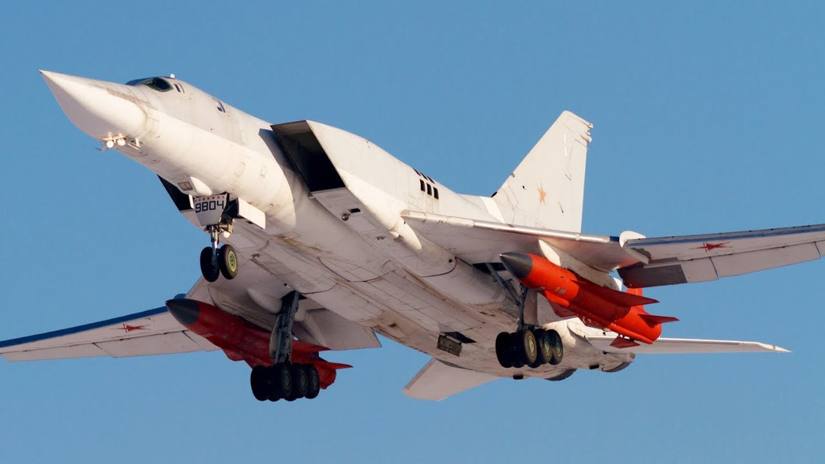 Tên lửa Kh-32 được đánh giá là hoàn toàn có khả năng xuyên phá hệ thống phòng thủ tên lửa Aegis của Mỹ, do đó nó cũng có thể đạt kết quả tốt trong việc đánh vào khu vực Kiev, nơi chủ yếu được bảo vệ bởi lực lượng phòng không Ukraine.