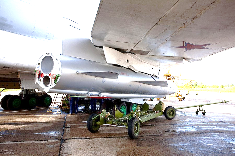 Tên lửa Kh-32 sử dụng thân vỏ của Kh-22, nhưng giảm đầu đạn còn 500 kg và thay động cơ mới, nên tầm bắn tối đa được nâng lên khoảng 1.000 km. Để cải thiện tính dễ bị gây nhiễu của tên lửa Kh-22, tên lửa Kh-32 đã được thay thế bằng hệ thống dẫn đường quán tính mới, có khả năng hiệu chỉnh lệnh vô tuyến và bay bám địa hình. 