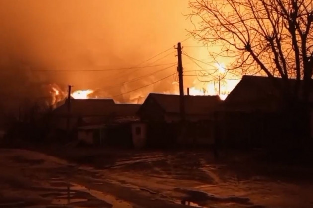 Đêm qua, lãnh thổ của Cộng hòa Nhân dân Luhansk (LPR) tự xưng, đã phải hứng chịu một loạt cuộc phản công mạnh mẽ của Quân đội Ukraine, kết quả là một kho dầu gần khu dân cư Rovenki, chỉ cách biên giới với Nga 30 km, đã bị phá hủy hoàn toàn.