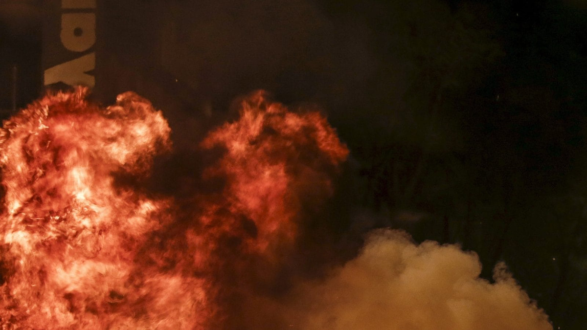 Đáng chú ý là thực tế đây là vụ nổ thứ hai ở Rovenky chỉ trong một ngày. Vụ nổ đầu tiên không được công khai, nhưng các nguồn tin của Ukraine cho biết, một đoàn tàu chở nhiên liệu và chất bôi trơn và các sản phẩm dầu đã bị phá hủy. Tuy nhiên điều này vẫn chưa được LPR xác nhận.