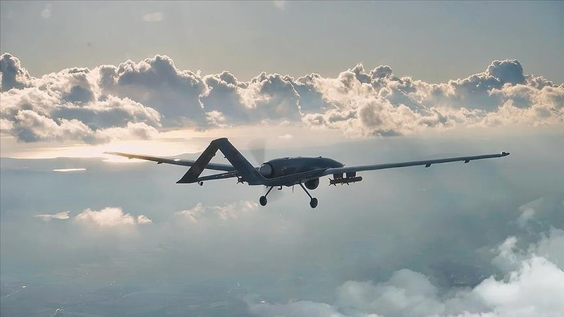 Còn theo thông tin từ LPR, hai máy bay không người lái (UAV) tấn công Bayraktar TB2 của Không quân Ukraine đã thực hiện một nỗ lực không kích vào lãnh thổ của Cộng hòa Nhân dân Luhansk tự xưng.
