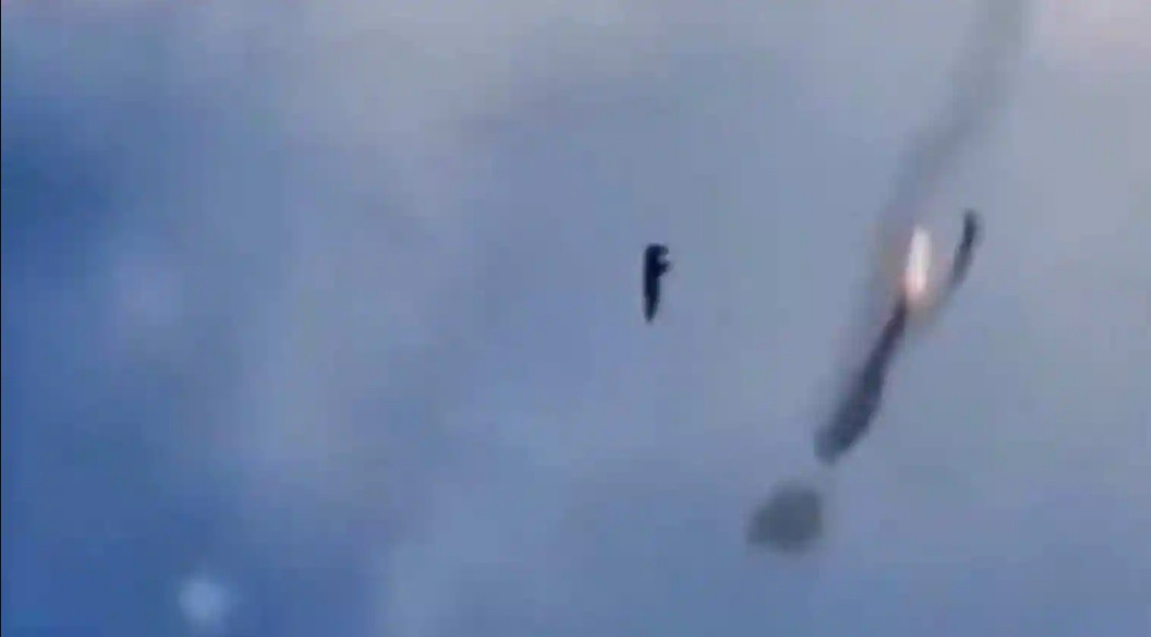 Trên đoạn phim được người dân ở một trong những ngôi làng ở vùng lân cận Zhytomyr quay và đưa lên mạng xã hội, có thể thấy sau khi một tên lửa phòng không bắn trúng máy bay, chiếc máy bay phun khói và bắt đầu mất độ cao.