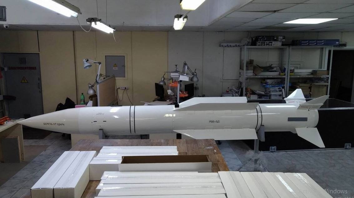 Để tên lửa có tầm bắn 200 km này có thể trang bị trên các máy bay chiến đấu chiếm ưu thế trên không như Su-27 hoặc Su-30 mới được Liên Xô phát triển, mà không có radar mạnh như trên tiêm kích đánh chặn MiG-31, các nhà phát triển Liên Xô đã tiến hành cải tiến tên lửa R-37 thành R-37M.