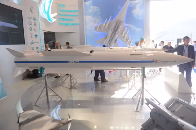 Tuy nhiên, những khó khăn kinh tế mà Liên Xô gặp phải vào cuối thập niên 1980 đã khiến Liên Xô phải trì hoãn đáng kể công việc của chương trình này vào năm 1988; và sau đó, loại tên lửa tiên tiến này không thể đưa vào sử dụng, do Liên Xô tan rã năm 1991.