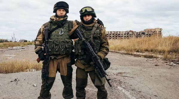 Nhưng một ngày trước, các binh sĩ của tiểu đoàn Sparta với sự yểm trợ hỏa lực của Lữ đoàn pháo binh 238 và tiểu đoàn xe tăng của quân Nga, đã hoàn thành “giải tỏa” khu vực này. Hiện tại, các đơn vị của Quân đội Ukraine đang lùi lại phía sau đường cao tốc M-4. 