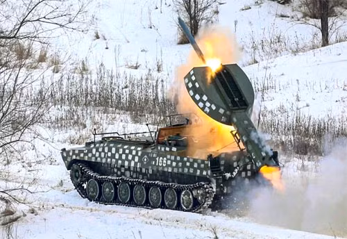 Việc sử dụng các chiến thuật mới, đã đẩy nhanh cuộc tấn công của quân Nga. Khi một số lượng lớn, binh lính của Tiểu đoàn Azov chạy xuống hầm, cường độ chiến đấu và sự mệt mỏi của quân Nga phần lớn đã được giải tỏa. Giữa chiến trường ác liệt, các quân nhân Nga thậm chí có thể uống một tách trà nóng.