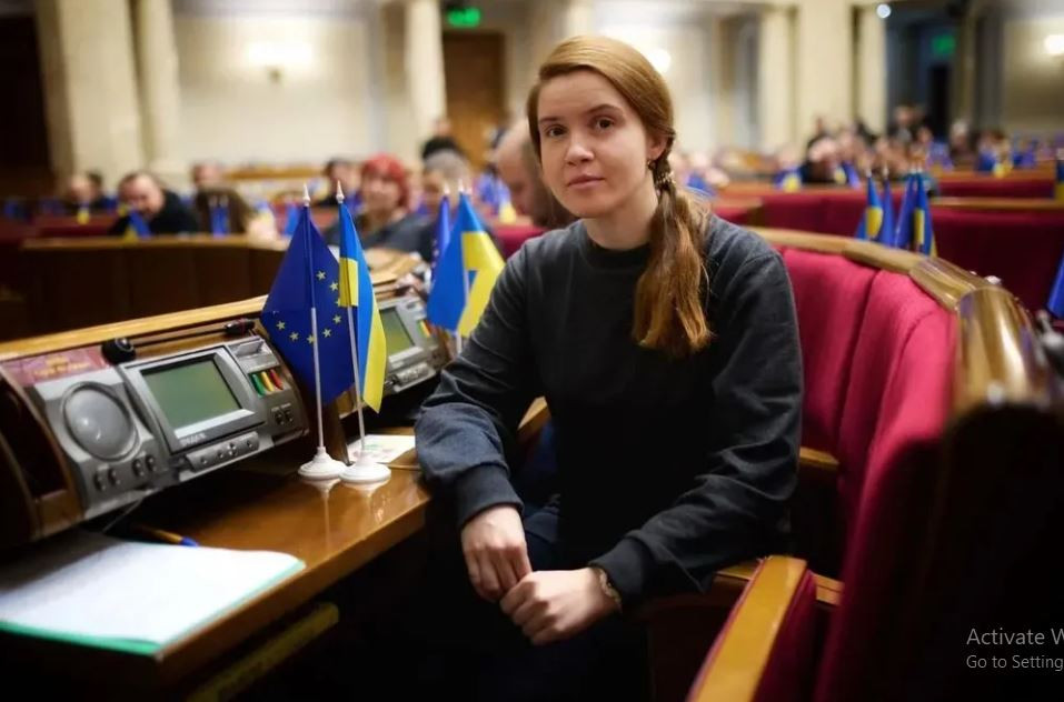 Chính trường Ukraine lại “dậy sóng”, trong khi lực lượng tiền tuyến vẫn đang chiến đấu đến cùng với Quân đội Nga, thì vào ngày 14/7, hãng tin Nga RIA Novosti, dẫn lời bà Mariana Bezuglaya của Verkhovna Rada (Quốc hội Ukraine) đăng trên mạng xã hội cho biết, bà có nhiều nguồn tin đã xác nhận rằng, Tổng tư lệnh Quân đội Ukraine, Tướng Alexander Syrsky "ủng hộ việc Quân đội Ukraine đầu hàng"? 
