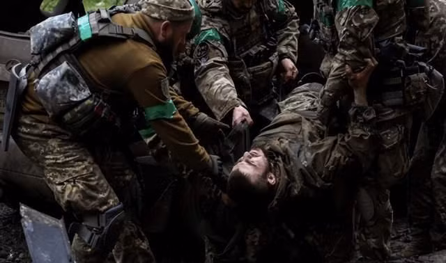 Điều này thực sự có thể hiểu được; khác với những chính trị gia thuần túy như Tổng thống Zelensky và bà dân biểu Bezuglaya, chỉ chịu trách nhiệm “hô khẩu hiệu từ phía sau” để đánh Nga đến cùng, thì Quân đội Ukraine phải đối mặt trực tiếp với áp lực của Quân đội Nga.