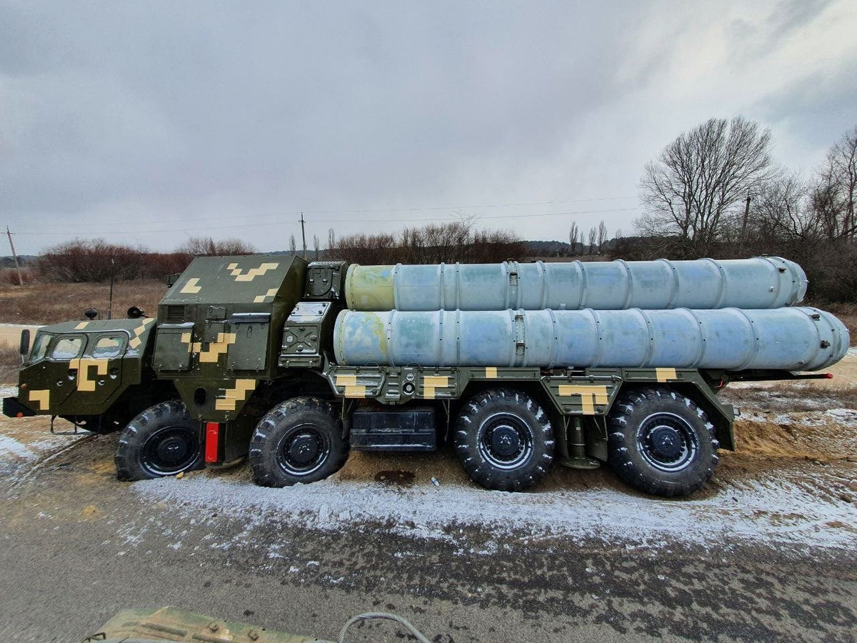 Theo video do Bộ Quốc phòng Nga công bố, có lẽ được ghi lại bởi một UAV trên cao cho thấy, một mảnh đất hình chữ nhật trên một bãi đất trống rộng lớn, có thể là nơi bố trí trận địa của hệ thống phòng không S-300PS của Ukraine và hai tên lửa lần lượt bắn trúng trận địa. 