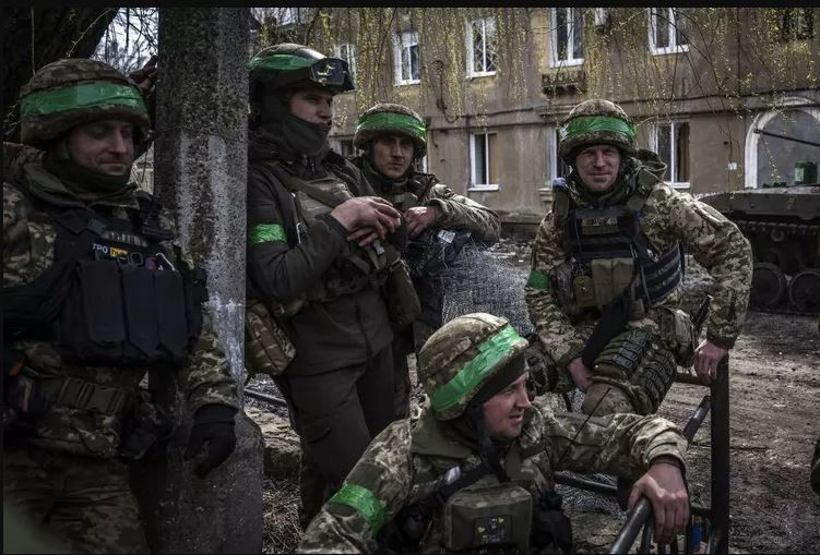 Cuối cùng, khi quân phòng thủ Ukraine không còn sức chống cự, lúc này lính biệt kích Nga được trang bị đầy đủ vũ khí, sẽ tiến vào đống đổ nát của tòa nhà để bắt đầu cận chiến. Do lượng xe tăng, thiết giáp của Quân đội Ukraine đã ít lại bị tiêu hao nghiêm trọng, nên lực lượng phản công của Quân đội Ukraine tương đối hạn chế. 