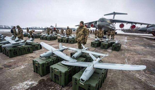 Còn về phía Nga, Quân đội Nga đã xem nhẹ việc phát triển UAV; cùng với đó là cuộc xung đột Nga-Ukraine kéo dài quá lâu, do vậy đã tiêu tốn một lượng lớn tên lửa và UAV trong kho vũ khí của quân đội Nga. Để duy trì cường độ tấn công, Nga cần nhập khẩu một lượng lớn UAV.