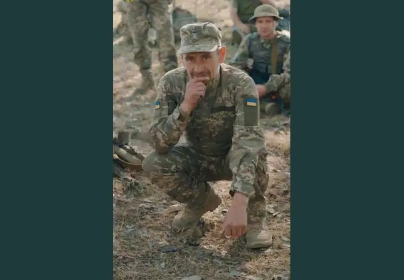 Phải đến khi RFAF tới cửa nhà, những người lính Ukraine mới thấy số hiệu đơn vị của mình xuất hiện trên danh sách rút quân trên “mạng xã hội”. Cuộc rút lui lừa dối này trực tiếp dẫn đến một khoảng trống rộng 20 km trong tuyến phòng thủ Sudzha. Khi xe tăng Nga tiến vào, chỉ còn lại những hộp mì ăn liền, chưa kịp sử dụng trong chiến hào. 