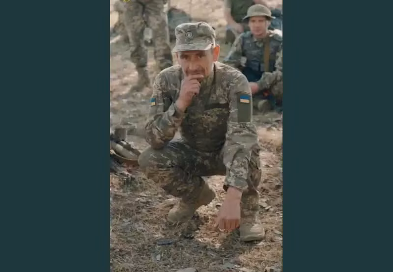 Phải đến khi RFAF tới cửa nhà, những người lính Ukraine mới thấy số hiệu đơn vị của mình xuất hiện trên danh sách rút quân trên “mạng xã hội”. Cuộc rút lui lừa dối này trực tiếp dẫn đến một khoảng trống rộng 20 km trong tuyến phòng thủ Sudzha. Khi xe tăng Nga tiến vào, chỉ còn lại những hộp mì ăn liền, chưa kịp sử dụng trong chiến hào. 