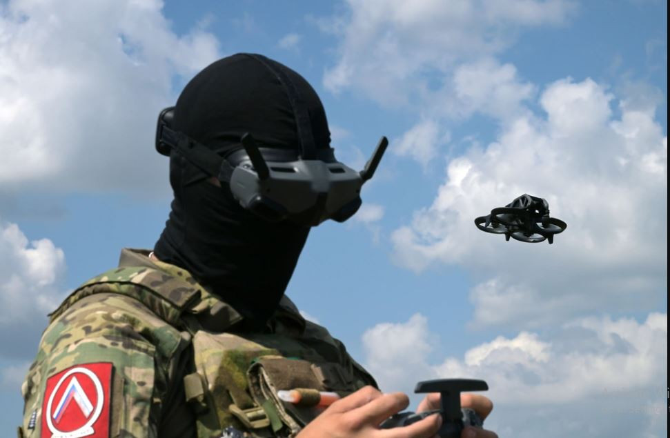 Cuộc xung đột Nga-Ukraine có thể là cuộc chiến trên bộ quy mô lớn đầu tiên trên thế giới sử dụng trí tuệ nhân tạo. Hệ thống Starlink, máy tính tốc độ cao, internet, dữ liệu lớn và hệ thống nhận dạng khuôn mặt được sử dụng rộng rãi cho cả hai bên.