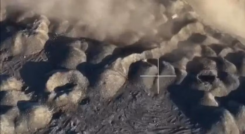 Tuy nhiên quân đội Nga không bỏ cuộc. Ngoài việc tiếp tục tấn công quân Ukraine gần núi xỉ thải, quân Nga còn tiếp tục tấn công vào phía tây mặt trận Avdeevka, tuy tốc độ rất chậm nhưng vẫn dựa vào lợi thế về hỏa lực để tiến lên. Đồng thời, quân đội Nga tiếp tục nỗ lực xiết chặt vòng vây ở hai sườn phía bắc và phía nam. 