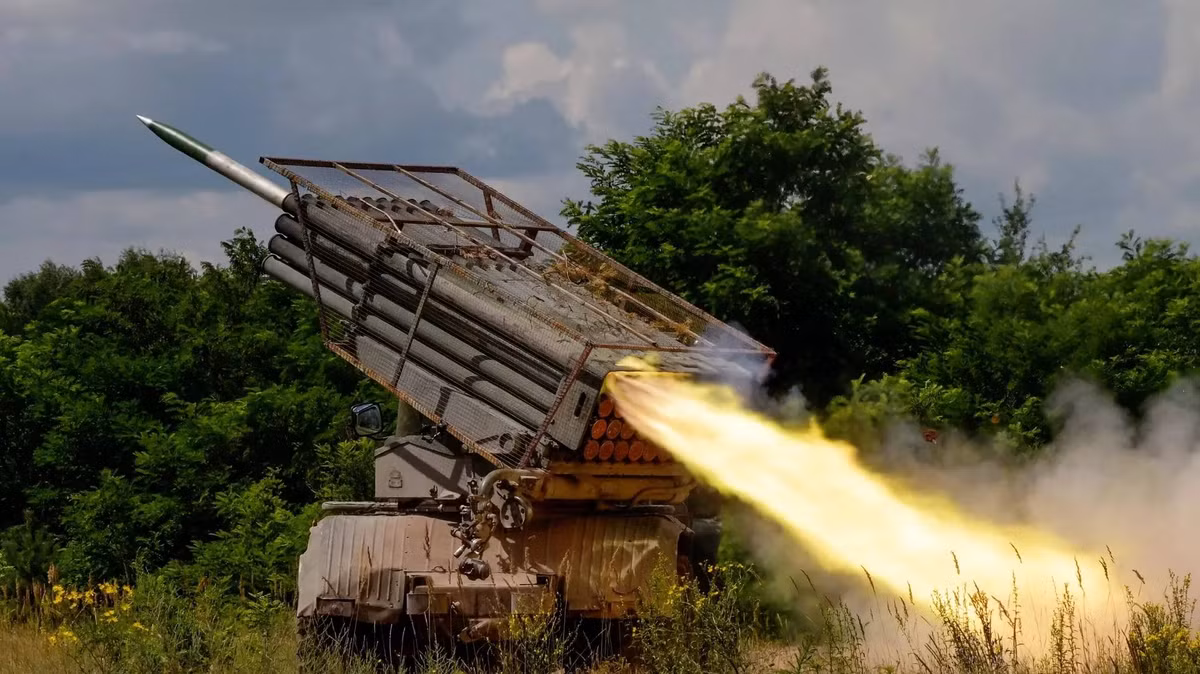 Để đảm bảo an ninh cho các tuyến tiếp tế và tránh bị bao vây, quân đội Ukraine cần triển khai ít nhất 100.000 quân quanh vành đai Avdeevka, nhưng Quân đội Ukraine hiện chưa có khả năng này. Ngoài ra, việc tiếp tục đưa hàng chục nghìn quân tới một khu vực khó phòng thủ, khiến Quân đội Ukraine càng bị tiêu hao quân số hạn chế của họ.