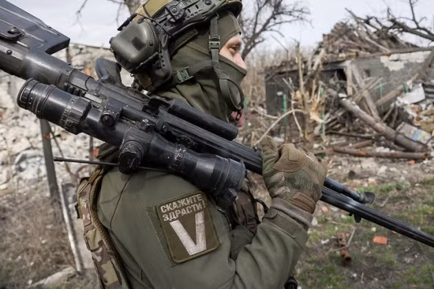 Tờ Sina của Trung Quốc cho rằng, hiện quân đội Ukraine vẫn “trụ vững” ở làng Semenivka và những ngôi làng nhỏ khác xung quanh. Tuy nhiên lực lượng đặc nhiệm của Nga và lính đánh thuê Wagner đã xuất phát từ núi xỉ thải, vượt qua tuyến đường sắt và tiến vào khu vực Nhà máy luyện cốc.