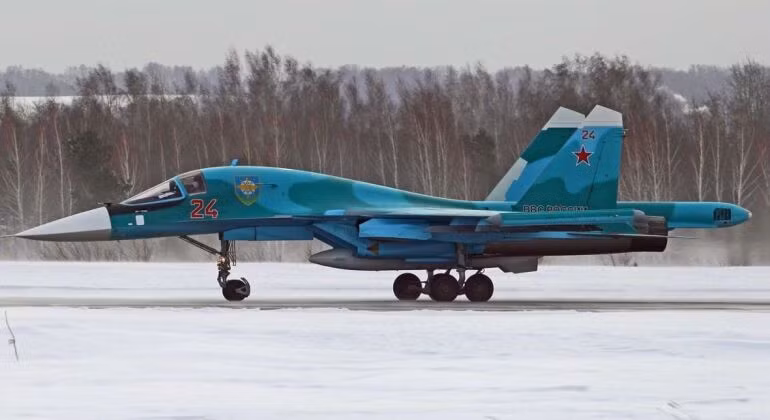 Tiêm kích bom Su-34 là một máy bay chiến đấu - ném bom hai động cơ siêu âm, hai chỗ ngồi. được phát triển bởi Phòng thiết kế Sukhoi, có biệt danh là “Thú mỏ vịt”. Ảnh: Tiêm kích Su-34 số hiệu 24 của Không quân Nga trong quá khứ.