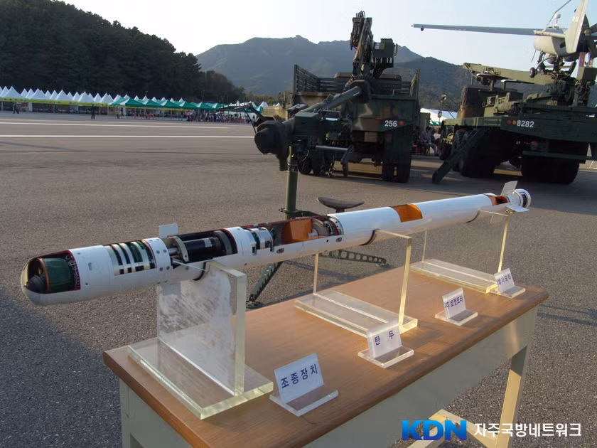 Mãi tận năm 2013, tên lửa đất đối không (SAM) mới được bổ sung vào hệ thống Biho để tăng tầm bắn hiệu quả của nó. Tên lửa “Shingung” tăng gấp đôi tầm bắn hiệu quả của hệ thống, lên tới 7 km.