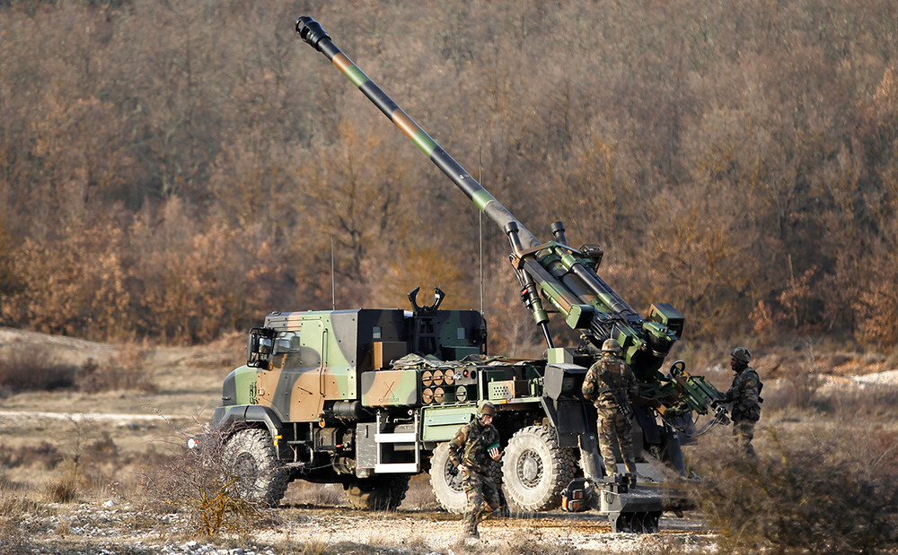 Còn Slavyansk là đầu mối đường bộ quan trọng nối Chasov Yar với hậu phương Ukraine, đồng thời ở đây còn có căn cứ pháo binh của Pháp, được điều động công khai đến Slavyansk. 