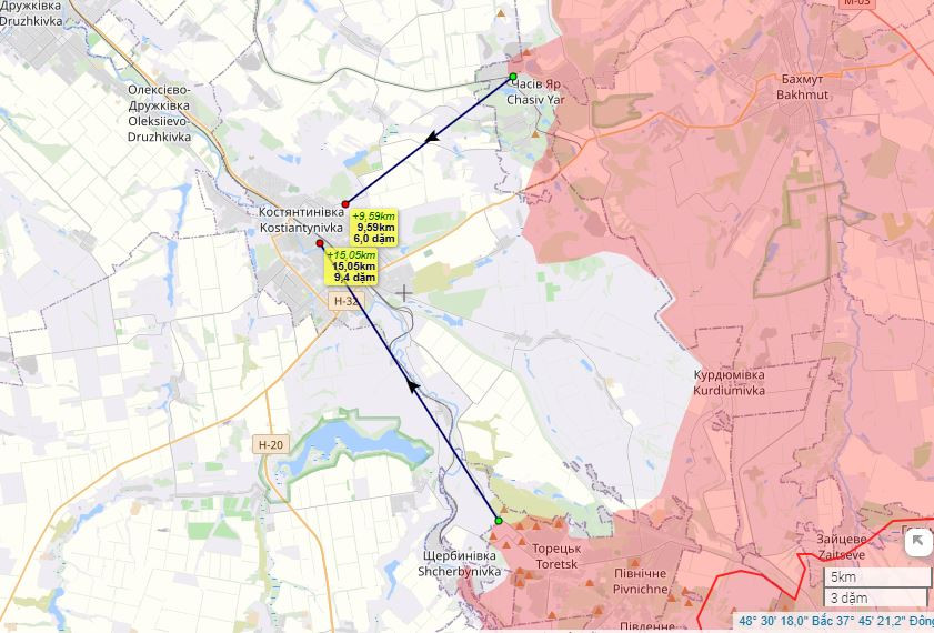 Thành phố Konstantinovka nằm thấp hơn trung bình 150 m so với nhà máy vật liệu chịu lửa Chasov-Yarsky, hiện đã nằm dưới sự kiểm soát của Nga. Khi quân Ukraine bị đánh bật khỏi Toretsk cũng như phần lớn Chasov Yar, thì họ sẽ khó có thể cầm cự ở Konstantinovka. 