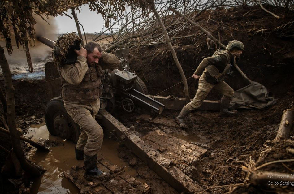 Trong số đó, Kostiantynivka là cốt lõi của hệ thống phòng thủ thứ hai, được Ukraine thiết lập dọc theo kênh đào Severski Donets – Donbass, sau thất bại trong trận Bakhmut. Đây cũng là căn cứ hỗ trợ vũ khí, đạn dược và hậu cần cho Chasov Yar.