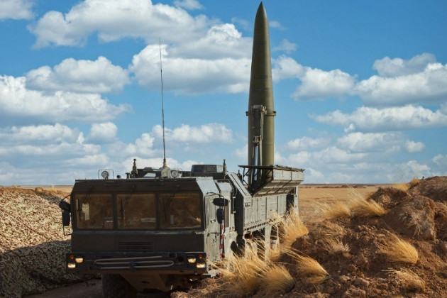 Hiện nay quân Ukraine ở vùng Kursk thường xuyên phàn nàn về những khó khăn trong việc chuyển quân tiếp viện và sơ tán những người bị thương. Theo họ, trở ngại chính cho hoạt động hậu cần là hành động của lực lượng không quân và tên lửa Nga, tấn công các tuyến đường tiếp tế của quân Ukraine suốt ngày đêm. (Nguồn ảnh: Topwar, RIA Novosti, Ukrinform).