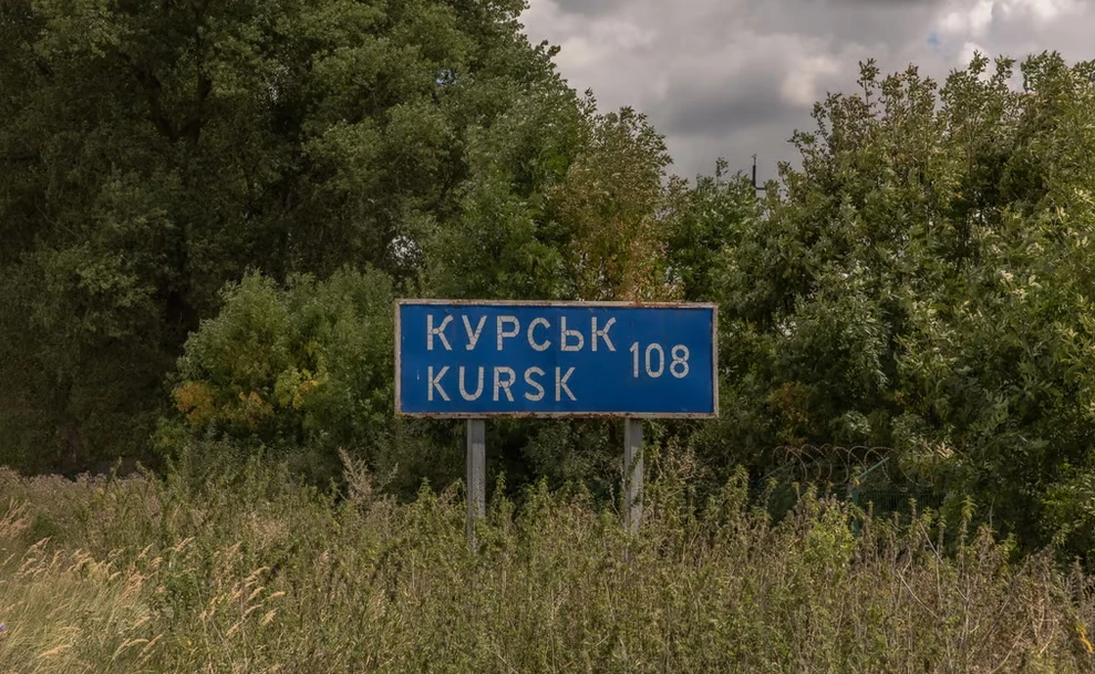 Trong quá trình thẩm vấn, các tù binh Ukraine cho biết, họ cũng không có mối liên lạc với cấp trên và đơn vị bạn nên bị lạc trong rừng Kursk. Theo lời khai, họ đang cố gắng liên lạc với các đơn vị của Ukraine tại Kursk nhưng không thành công. Rất có khả năng, sẽ có thêm nhiều lính Ukraine đào ngũ, được tìm thấy trong rừng Kursk trong vài ngày tới.