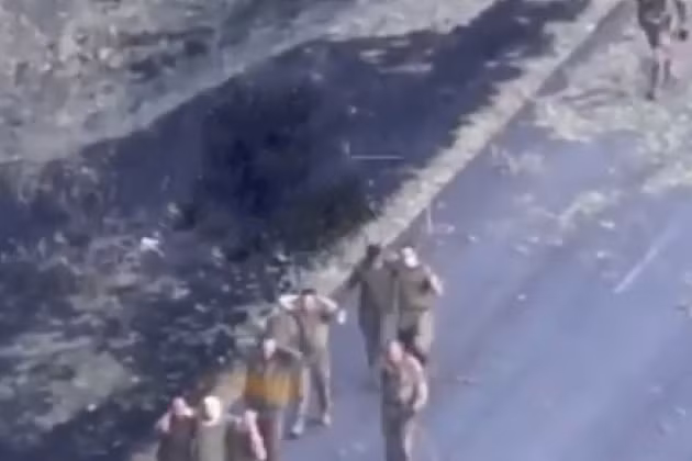 Hãng tin Nga RIA Novosti đưa tin, thủy quân lục chiến Nga đã bắt giữ một nhóm 6 lính Ukraine, khi đang cố gắng thoát khỏi vòng vây tại một trong các quận của vùng Kursk. Đồng thời, quân Ukraine tại đây không còn đạn cũng như hỏa lực chi viện. Rõ ràng, cuộc tấn công của quân Ukraine tại Kursk đang rơi vào tình thế khó khăn.