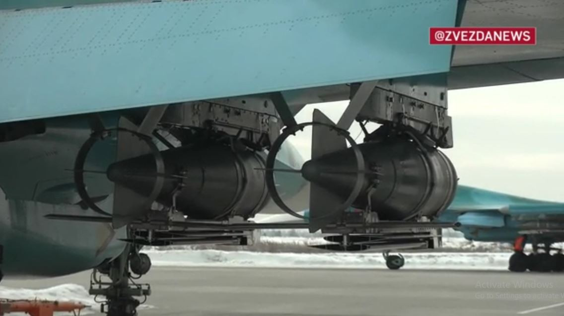 Máy bay tiêm kích bom Su-34 đáng chú ý vì khả năng mang tải của một máy bay chiến đấu chiến thuật. Nó vượt trội hơn mọi máy bay chiến đấu khác về tầm bay và nó có thể mang trọng tải tương tự như của các máy bay ném bom hạt nhân trước đây, hơn là máy bay chiến đấu hiện đại. 