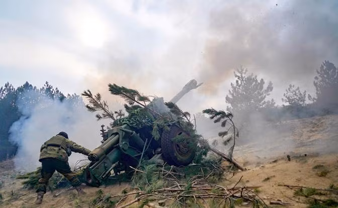 Theo tờ Vz.ru, một trong những khu vực phòng thủ kiên cố quan trọng của Quân đội Ukraine, khu công nghiệp Avdeevka gần Donetsk, đột nhiên bị quân đội Nga đe dọa bao vây. Vì một số lý do, cuộc tấn công của Nga vào khu vực này là một bất ngờ lớn đối với Quân đội Ukraine.