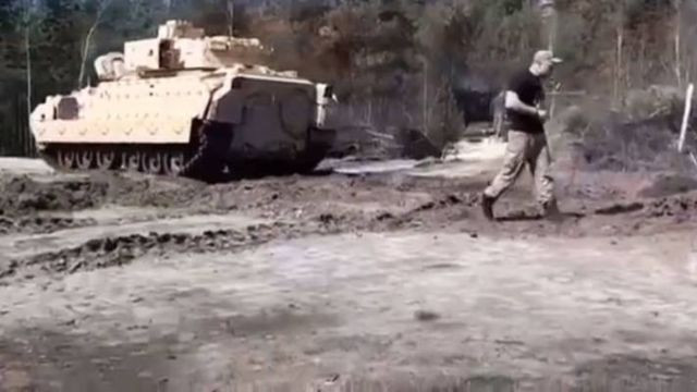 Mỹ đã hứa viện trợ cho Ukraine 60 chiếc M2A2 Bradley, để tăng cường khả năng tấn công và phòng ngự trước các binh đoàn cơ giới hùng hậu của Nga. Nhưng không giống như nhiều “vũ khí hứa hẹn” của Mỹ, vì “lý do nào đó” mà chưa đến được Ukraine; tuy nhiên với Bradley thì khác.