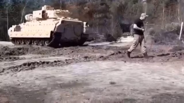 Mỹ đã hứa viện trợ cho Ukraine 60 chiếc M2A2 Bradley, để tăng cường khả năng tấn công và phòng ngự trước các binh đoàn cơ giới hùng hậu của Nga. Nhưng không giống như nhiều “vũ khí hứa hẹn” của Mỹ, vì “lý do nào đó” mà chưa đến được Ukraine; tuy nhiên với Bradley thì khác.