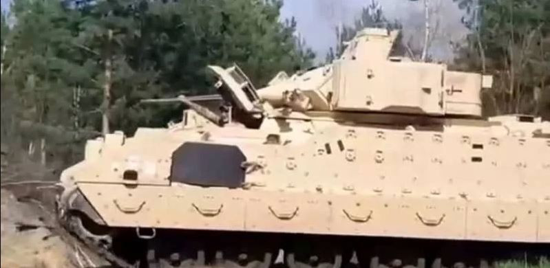 Vài tuần trước, một đoạn video đã được công bố trên mạng cho thấy sự xuất hiện của những chiếc xe chiến đấu bộ binh Bradley đầu tiên của Mỹ ở Ukraine; nhưng nó vẫn được để nguyên màu sơn ngụy trang với địa hình sa mạc.