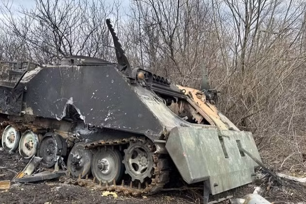 Nhưng khi đưa vào chiến trường Ukraine, những chiếc M2A2 Bradley chưa kịp tham chiến đã bị tên lửa chống tăng phóng từ trực thăng “Cá sấu bay” Ka-52 của Nga hạ gục; cùng chung số phận với chiếc Bradley là một chiếc xe chở quân YPR-765 mà Hà Lan viện trợ cho Ukraine. 