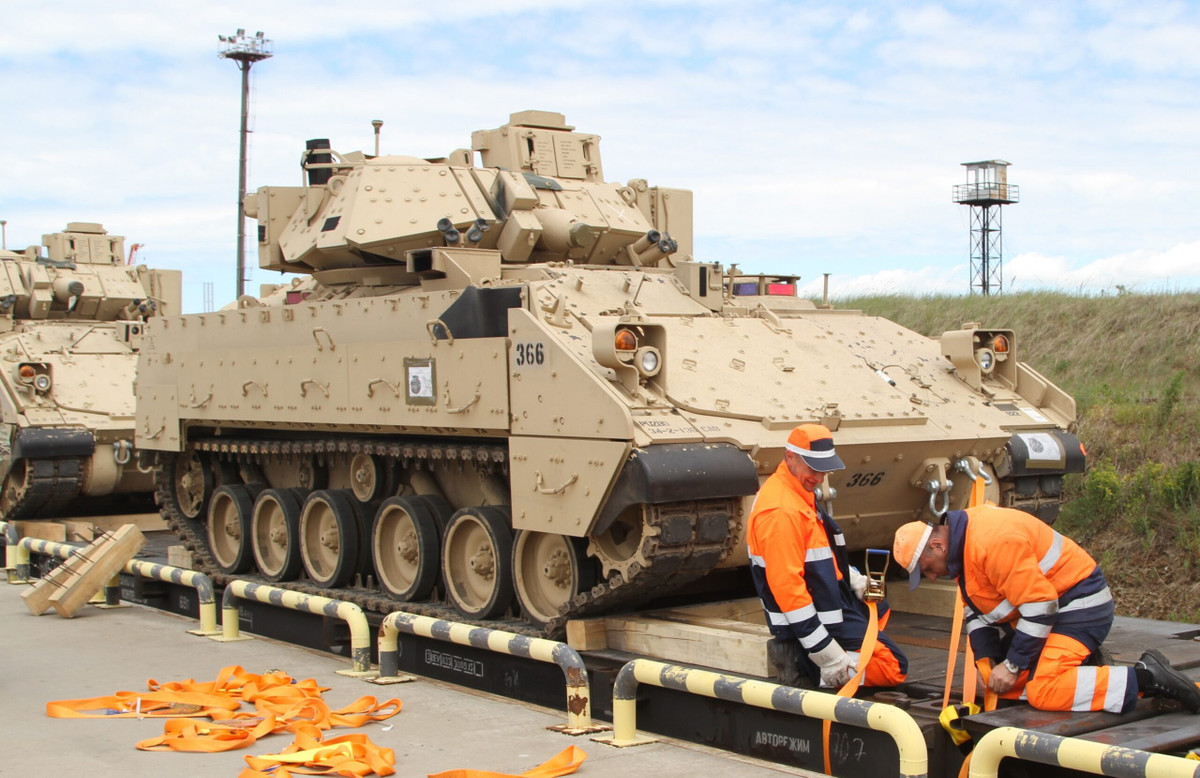 Số kinh phí 400 triệu USD trên được lấy từ các khoản viện trợ của Mỹ giành cho Ukraine. Đồng thời tại Ba Lan, một số đơn vị của quân đội Ukraine đã được huấn luyện về khai thác, bảo dưỡng, sử dụng xe chiến đấu bộ binh M2A2 Bradley. 