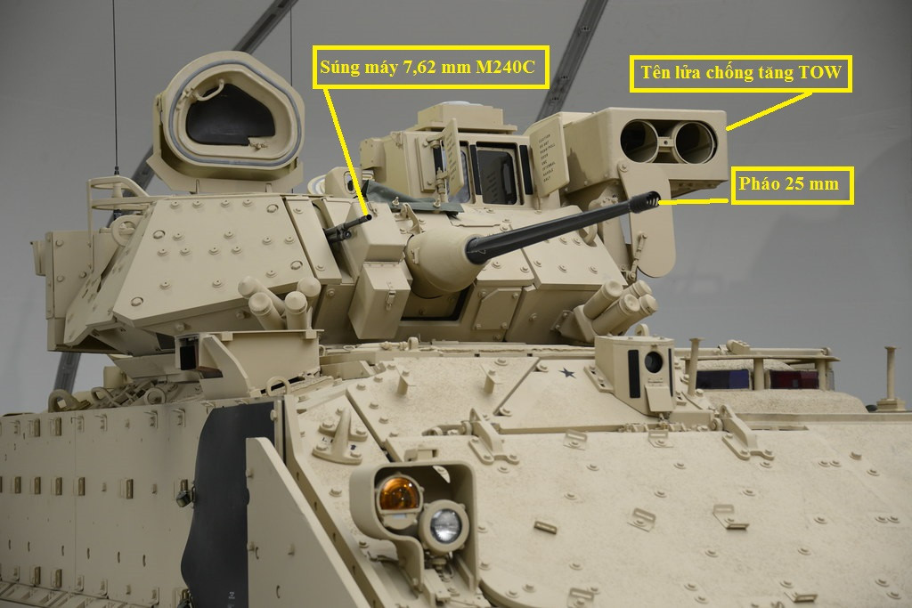 Vũ khí phụ của xe chiến đấu bộ binh Bradley bao gồm một súng máy 7,62 mm M240C (cơ số 2.200 viên) được lắp đồng trục với pháo chính và 6 súng bộ binh 5,56 mm M231 FPW. Tuy nhiên so với những xe chiến đấu bộ binh cùng thời của Liên Xô như BMP-3, hỏa lực Bradley kém hơn nhiều. 