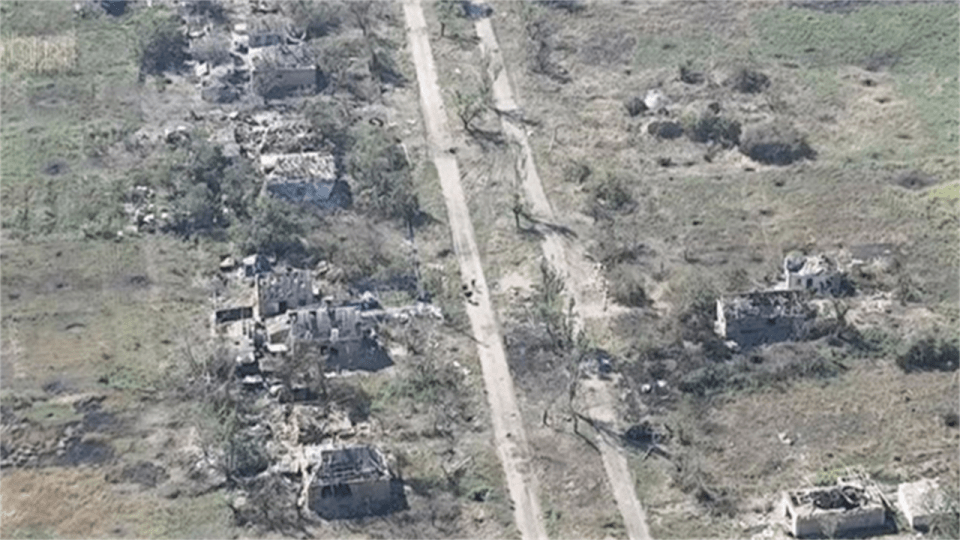 Hiện quân Nga “quây chặt” ba mặt làng Rabotino và quân Ukraine chỉ có thể ẩn náu trong các vành đai rừng. Tuy nhiên dưới sự chỉ điểm của UAV trinh sát, pháo binh Nga biến nơi đây thành “thao trường tập bắn pháo binh”, khiến quân Ukraine thiệt hại lớn. 