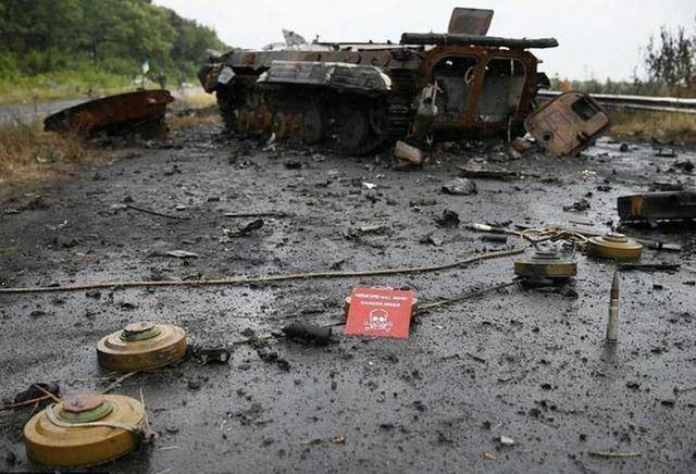 Hiện tại khu vực tác chiến trên hướng Orekhiv vẫn là một “biển mìn” lớn của Nga. Theo hãng tin Anh Reuters, số lượng mìn trung bình quân đội Nga rải trên mặt đất lên tới 3-5 quả/100 mét vuông. Mật độ dày đặc như vậy, khiến quân đội Ukraine khó có thể tiến quân được nếu không chấp nhận đánh đổi thiệt hại về người hoặc trang bị.