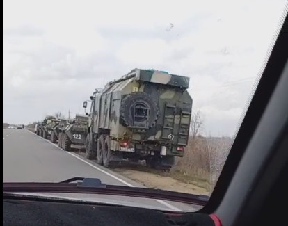 Đoàn xe quân sự trên của Nga được nhìn thấy đang di chuyển dọc theo đường nối giữa Sevastopol-Dzhankoy của đường cao tốc về phía biên giới với Ukraine.