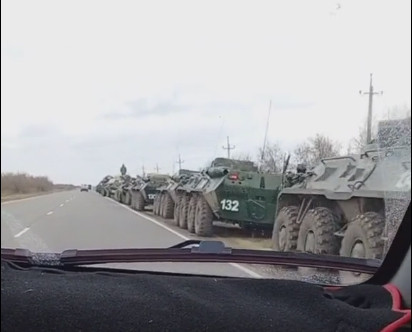 Đoạn video cho thấy một đoàn xe quân sự lớn của Nga đang di chuyển. Đánh giá về số lượng phương tiện chiến đấu bọc thép, có khả năng đây là lực lượng của Lữ đoàn phòng thủ bờ biển độc lập số 126 của bán đảo Crimea. Nhưng hiện vẫn chưa có bình luận chính thức nào về việc này, từ Bộ Quốc phòng Nga.