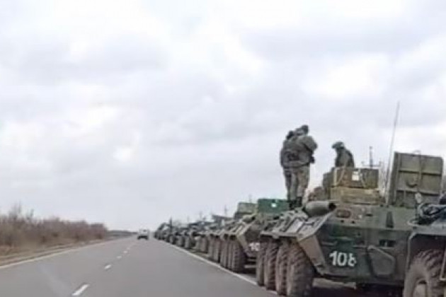 Còn tại bán đảo Crimea, người ta đã nhìn thấy những đoàn xe quân sự lớn, gồm phần lớn là xe thiết giáp chở quân bánh hơi BTR-82 và các loại pháo xe kéo 122mm D-30, được xe quân cảnh dẫn đường, đang di chuyển hướng về phía biên giới Ukraine.