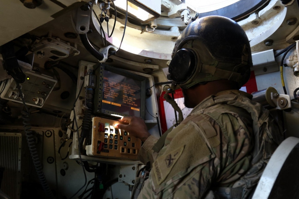 Phiên bản M109A6 được nâng cấp sâu, nên có thể trao đổi thông tin hỏa lực và được trang bị hệ thống điều khiển hỏa lực kỹ thuật số, tích hợp hoạt động trong mạng, được gọi là trung tâm chỉ huy hỏa lực; giúp đồng bộ hóa các nhiệm vụ bắn của tất cả các đơn vị pháo binh được kết nối mạng. 