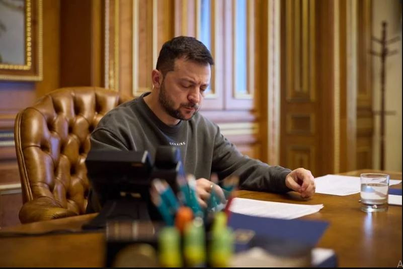 Tổng thống Zelensky phát biểu với truyền thông thừa nhận rằng, tình trạng thiếu đạn pháo liên tục trong Quân đội Ukraine trong thời gian vừa qua và cho rằng, cuộc khủng hoảng ở Trung Đông, đã khiến dòng đạn pháo chuyển hướng sang Israel. 